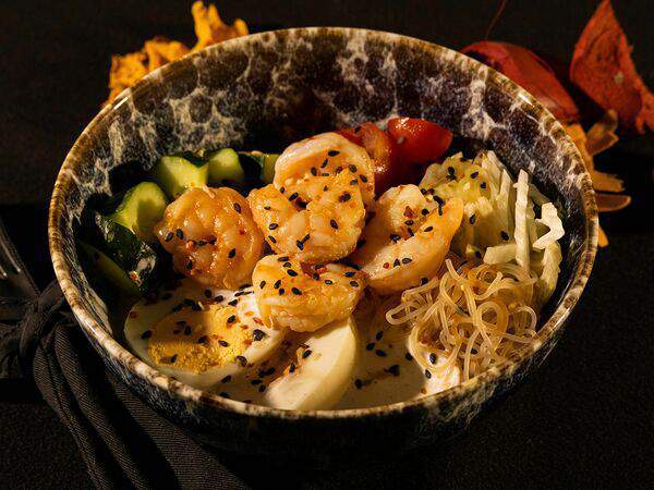 Нормальный Бар - Боул с креветками и соусом цезарь