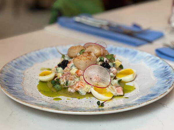 Negroni bar & enoteca - Оливье с морским гребешком и муссом из зелёного горошка