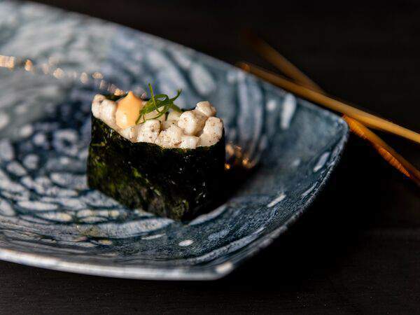 Лосось и кофе - Острые суши с гребешком