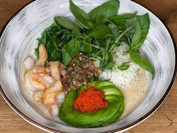 Кафе AZIAT - Боул с жареными креветками и ореховым соусом