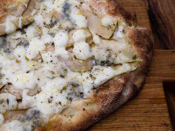 Rusalka - Римская pinza с грушей и сыром