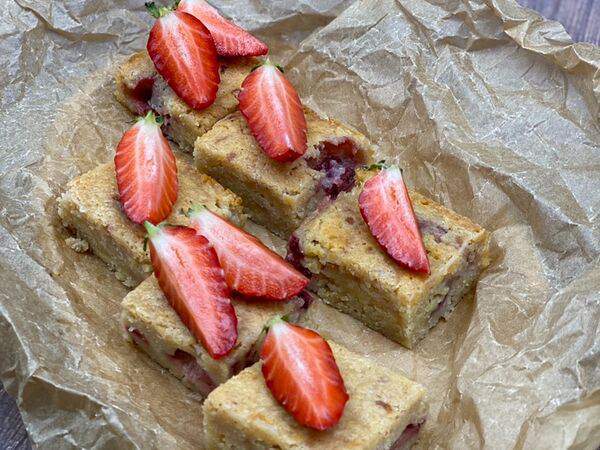 Ваш кондитер - Брауни из белого шоколада с клубникой