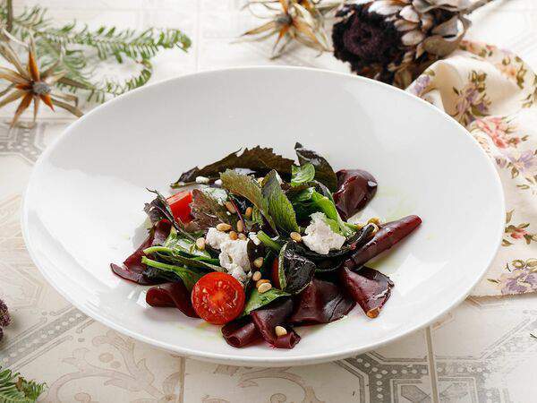 Катюша - Печеная свекла с листьями салата и домашним сыром
