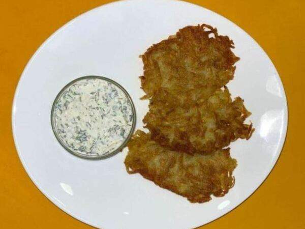 Блинная печка - Картофельные драники со сметано-огуречным соусом