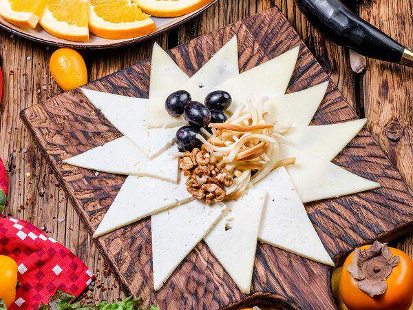 Хачапури тётушки Марико - Тарелка любимых кавказских сыров