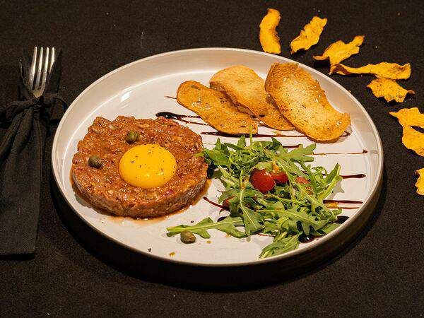 Нормальный Бар - Тартар из маринованной говядины с мини-салатом