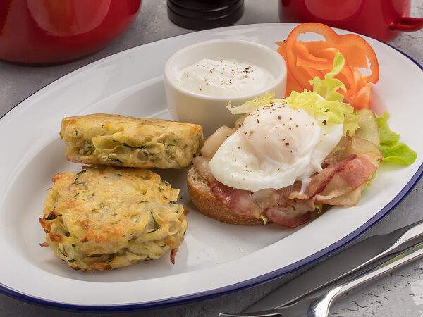 Кафе Кухня - Драники картофельные с цукини, беконом и яйцом пашот