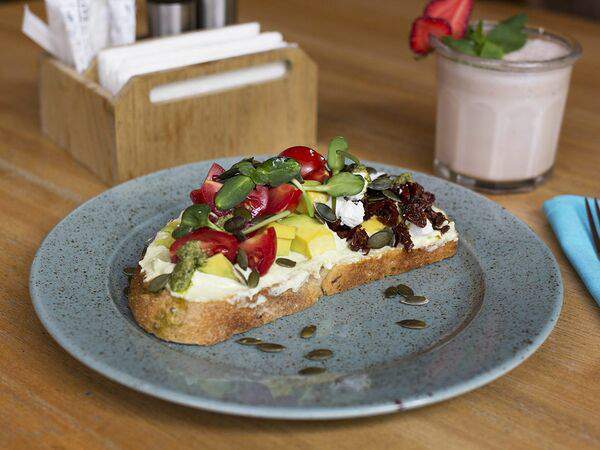 Coffee Cake - Тост с авокадо на гречишном хлебе