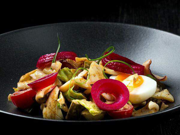 BUNKER - Салат с кальмаром и соусом из копченых шпрот