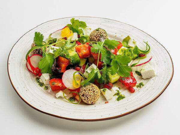 Кинза - Салат с фалафелем и козьим сыром