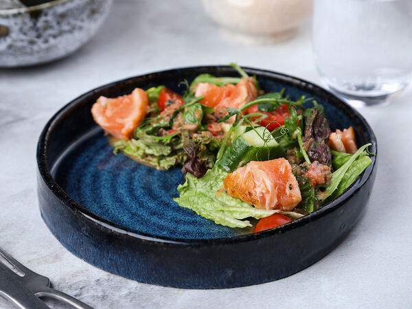 Агонь BBQ Ratskeller - Салат с лососем