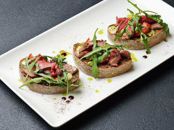 Ресторан Чеснок - Брускетта с ростбифом