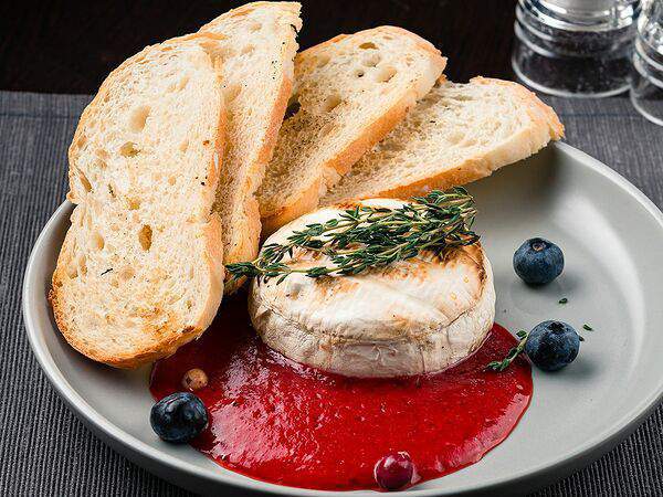 Перфетто - Камамбер на гриле с ягодным соусом