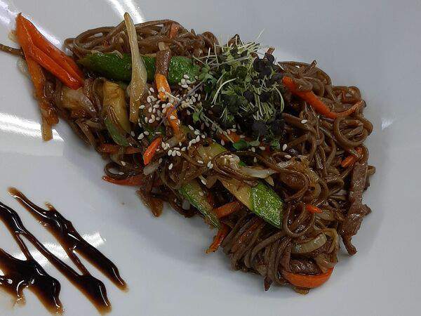 Вок кафе - Гречневая лапша с говядиной и овощами