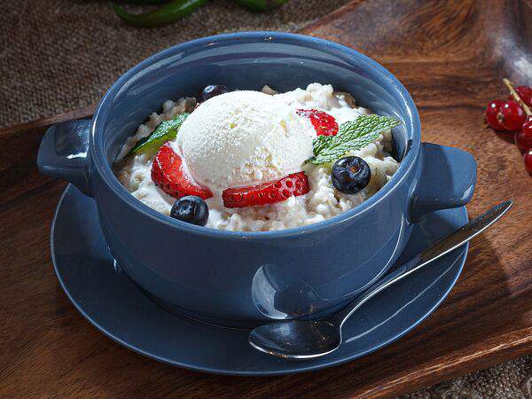 Кафе-пекарня Susser - Каша овсяная с пломбиром и клубникой