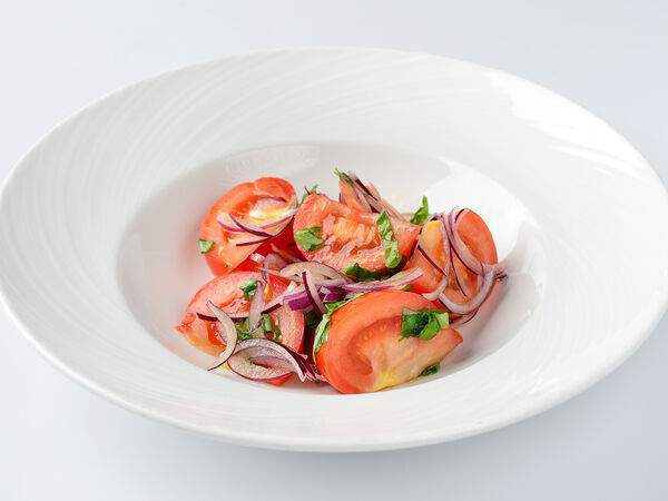 Осака - Помидоры с красным луком и оливковым маслом