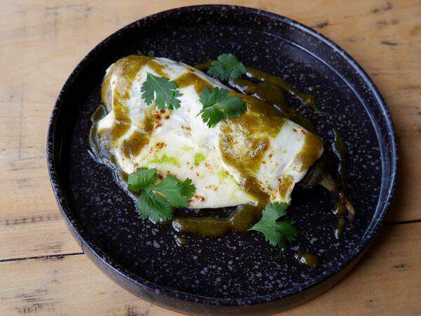 Мясной ресторан Скотина - Баклажан из печи с домашней брынзой и ореховым соусом