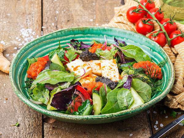 Пряности & Радости - Салат с домашним сыром и ароматным соусом