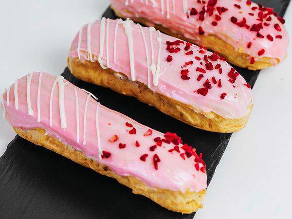 Пекарня Буханка - Эклер клубничный