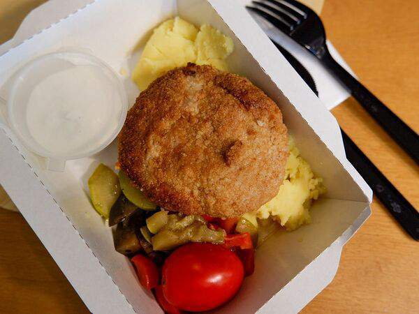 Buono market - Куриный биточек с картофельным пюре