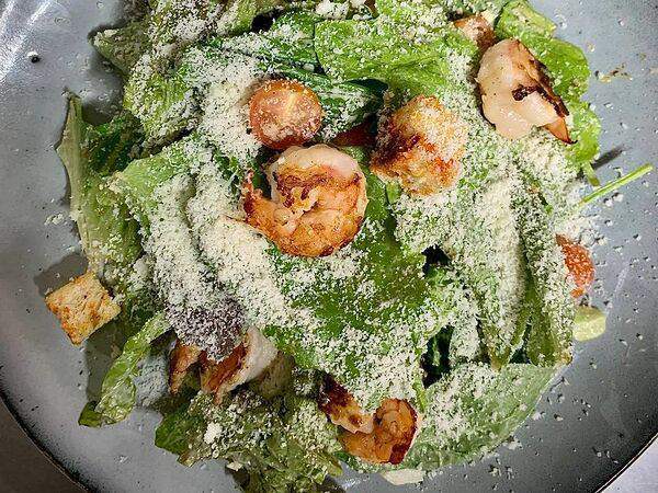 VinBurger - Салат Цезарь с креветками