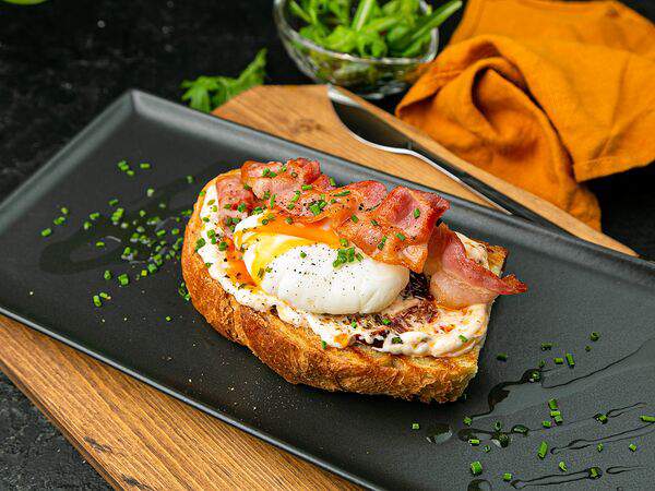 БУБЛИК - Брускетта с беконом и яйцом пашот