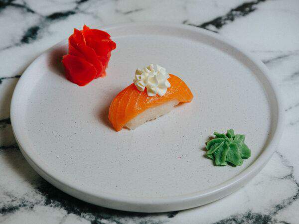 Роллы на районе - Суши с лососем и сливочным сыром