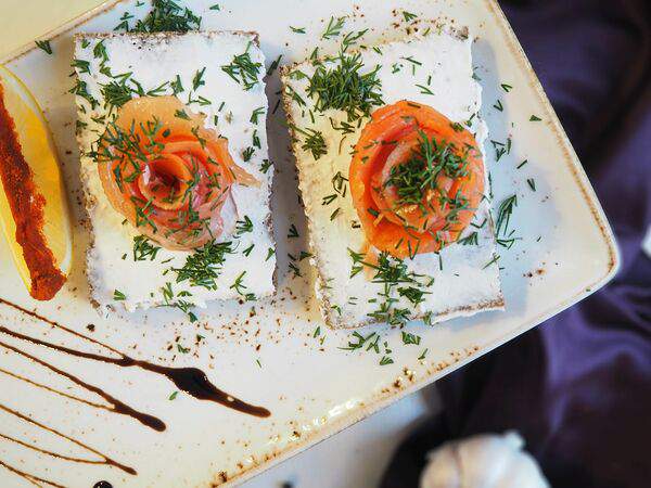 Вилла Подлипки - Брускетта с сёмгой на ломтике чёрного хлеба