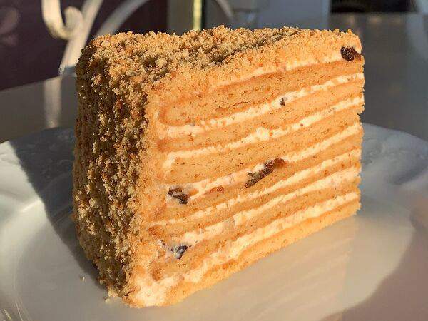 Бисквит - Медовик с черносливом и грецким орехом