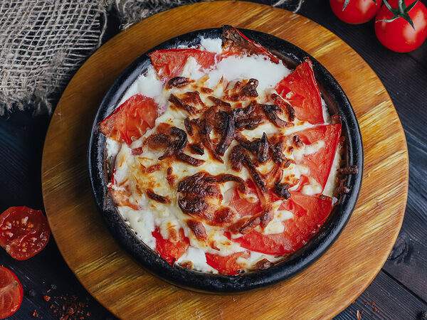 Rustaveli - Запеченный сулугуни с томатами