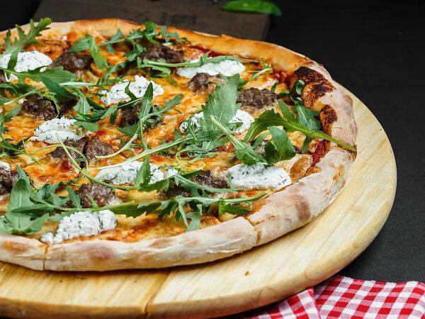 Б&Б Бар - Пицца сальсичья с рукколой и творогом