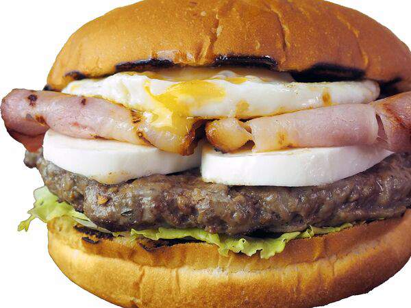 Философия - Бургер с котлетой из мраморной говядины, беконом, яйцом, соусом чили