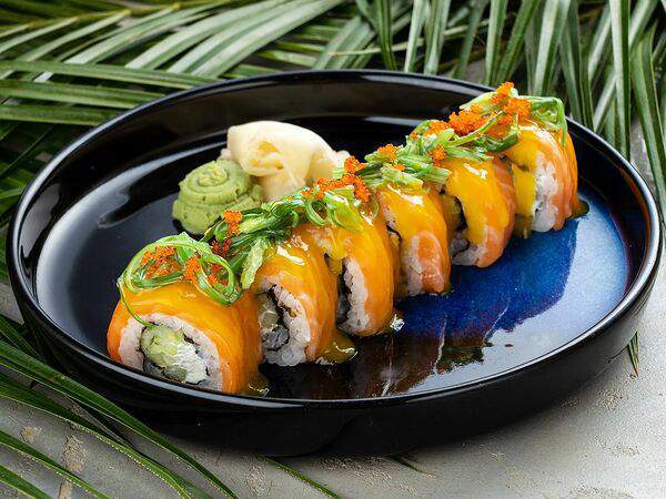 Yoki Cafe - Ролл с лососем и манговым соусом