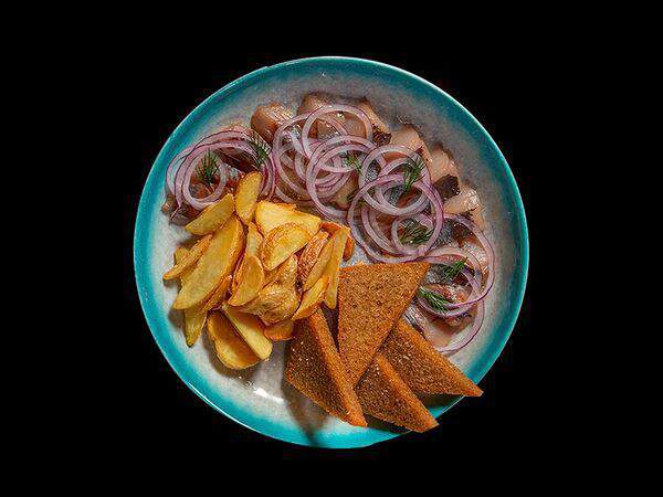 Fabrika - Сельдь слабосоленая с картофелем по-деревенски и гренками