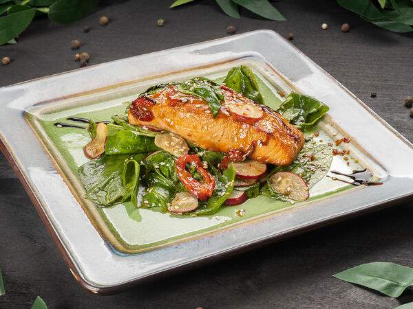 Мята Platinum - Глазированный лосось с салатом из шпината