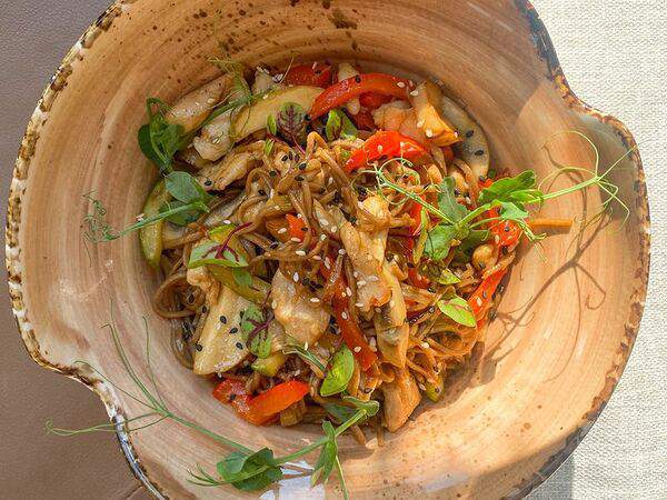 Пау Вау - Гречневая лапша с курицей и овощами