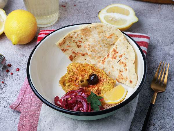 The Gyros Bistro - Домашний хумус из нута с питой