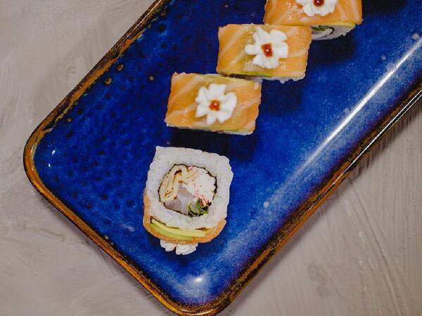 Такаши - Ролл из лосося, окуня и авокадо с соусом спайси