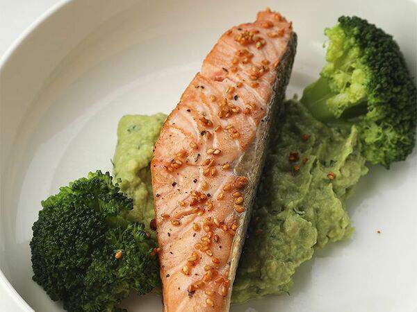 Гранд Буфет - Стейк из лосося, авокадо дип