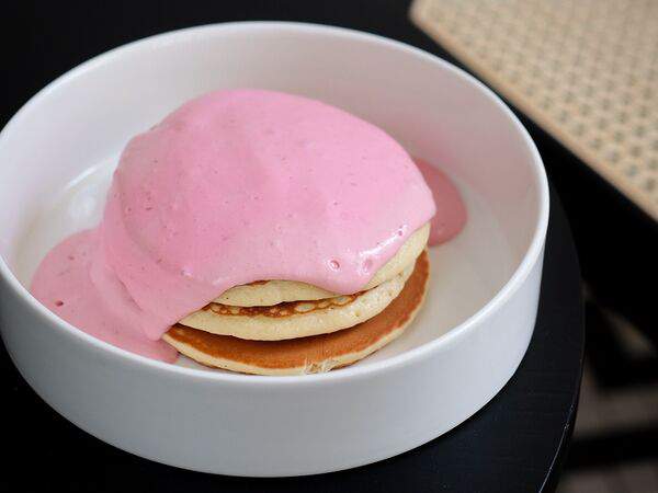 Bisou Bisou Bistro - Американские панкейки с малиновым соусом