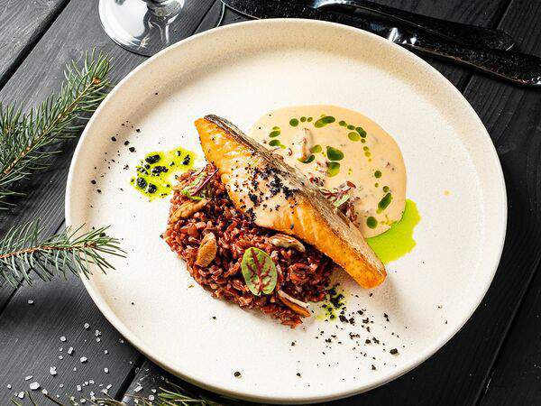 Гости рестопаб - Филе лосося с красным рисом