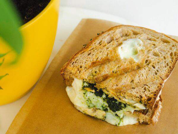 Surf Coffee x 21 - Тост курица-песто