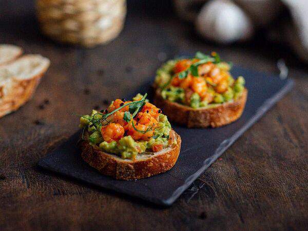 Между нами булочками - Брускетта с креветкой и цедрой апельсина