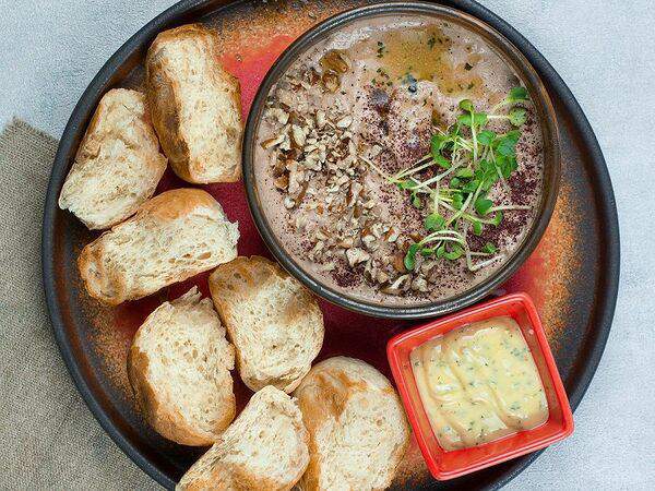 Kolbasabar - Паштет из куриной печени с домашним хлебом