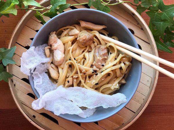 Bruce & Lee - Лапша с курицей в кокосовых сливках