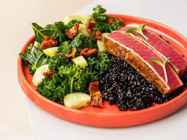 Zanoza Open Bar - Филе тунца с кейлом и рисом Nero