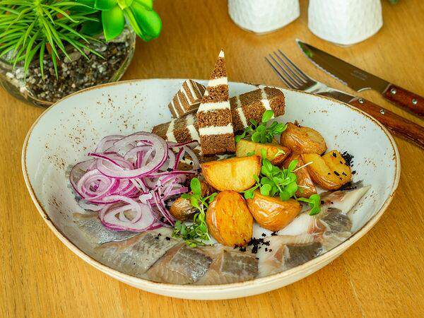 Победа - Селедочка с обжаренным картофелем, маринованным луком и зеленью