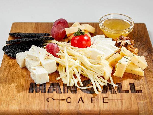 Mangall cafe - Сырная тарелка по-кавказски