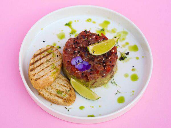 Sisters Coffee & Wine - Тартар из тунца с гуакамоле