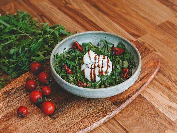 Duo Pizza & Wine - Салат Буррата с рукколой